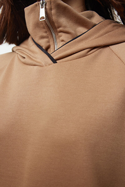 Trendyol Modest Σετ αθλητική φόρμα με μπεζ φερμουάρ με λεπτομέρεια με κουκούλα με μαλακό κλειδί TCTAW25EN00001