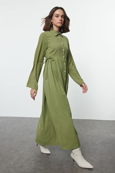 Trendyol Modest Grünes, geknöpftes, gewebtes Hemdkleid mit Taillenschnürung TCTAW25EB00087