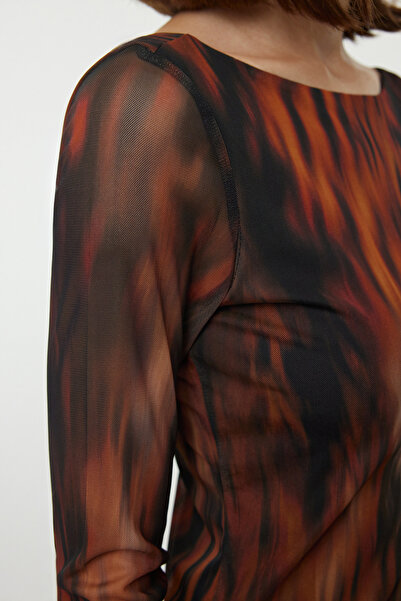 Trendyol Collection Flexibilní tylový člunový krk – zadní Maxi pletené šaty s nízkým střihem TWOAW25EL00223