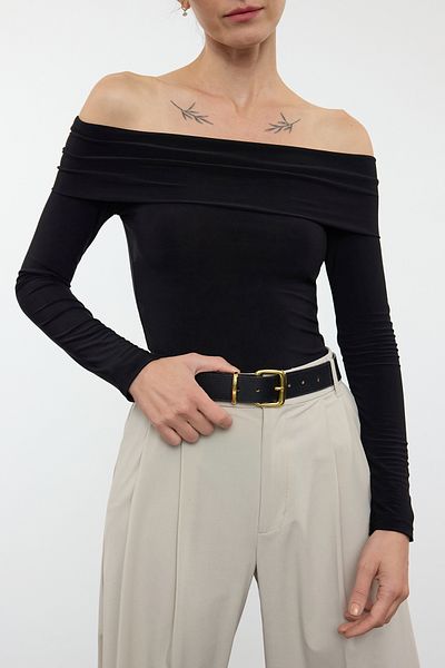 Edit by Trendyol Flexibler Carmenkragen, schwarze Strickbluse - TEDAW25BZ00009