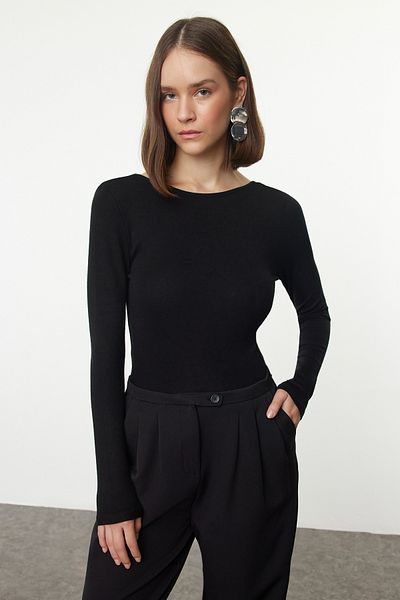 Trendyol Collection Μαύρη πλεκτή μπλούζα με λεπτή εφαρμογή - Χαμηλή πλάτη, κανονικό μέγεθος TWOAW25BZ00009