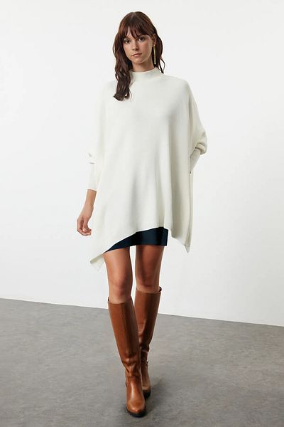 Trendyol Collection Ecrufarbener Strickpullover mit Stehkragen und weiter Passform Twoaw25kz00336