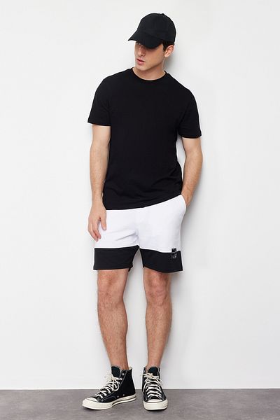 Trendyol Collection Bavlněné šortky s bílým štítkem – Regular Fit, kontrastní barevný blok TMNSS24SR00019