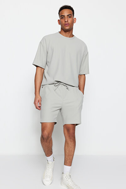 Trendyol Collection Středně dlouhé šedé šortky s texturou – se šňůrou, Regular Fit TMNSS23SR00039