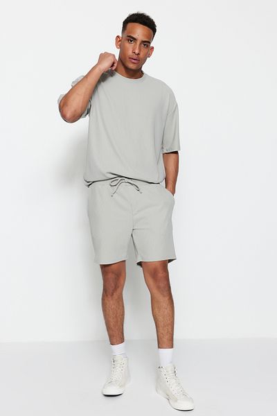 Trendyol Collection Mittellange, graue, strukturierte Shorts – Kordelzug, normale Passform TMNSS23SR00039