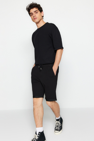 Trendyol Collection Středně dlouhé černé šněrovací kraťasy s dvojitou gumou v pase – TMNSS21SR0046