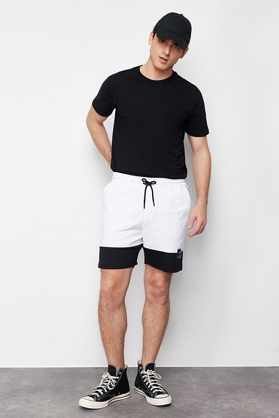 Trendyol Collection Bavlněné šortky s bílým štítkem – Regular Fit, kontrastní barevný blok TMNSS24SR00019
