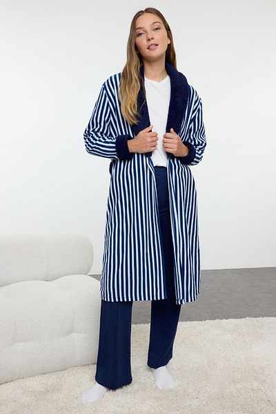 Trendyol Collection Marineblauer gestreifter Fleece-Winter-Strickmantel mit Gürtel THMAW25SB00008