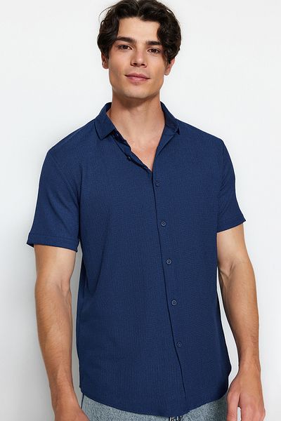 Trendyol Collection Sommerliches, strukturiertes, marineblaues Wickelhemd – kurze Ärmel, normale Passform TMNSS23GO00055