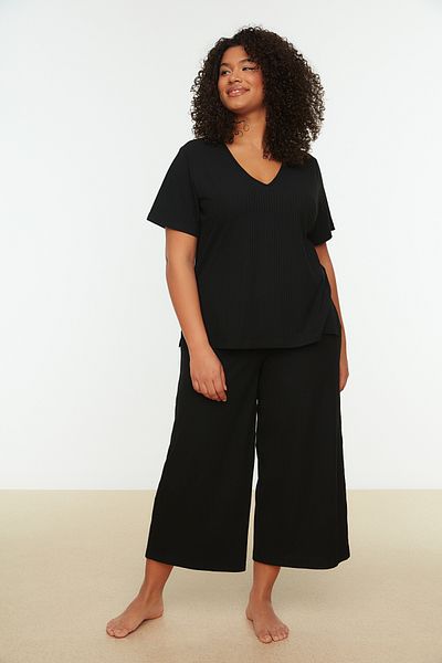 Trendyol Curve Schwarzes Capri-Strick-Pyjama-Set mit V-Ausschnitt - TBBSS22PT0237