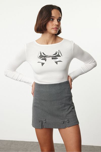 Trendyol Collection Grauer gewebter Mini-Shortsrock - Schleifendetail und Schlitz TWOAW25SR00021