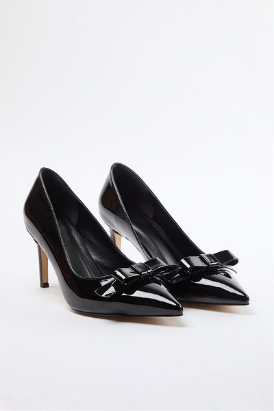 TRENDYOL SHOES Klassische Damen-Schuhe mit Stiletto-Absatz und schmalem Absatz aus Lackleder mit schwarzer Schleife TAKAW25TO00031