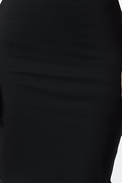 Kolekcia Trendyol Black Body Sitting Midi Večerné šaty Večerné šaty na promócie TPRAW25EL00103