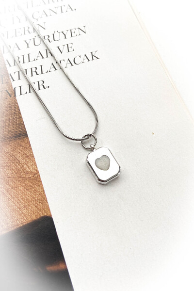 roshel قلادة فضية اللون من الفولاذ مع نمط هندسي على شكل قلب وسلسلة رفيعة