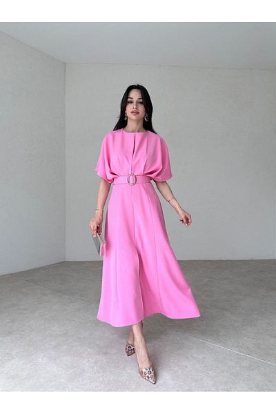 Afiş Butik Μίντι φόρεμα με ροζ πλισέ ζώνη με σκίσιμο