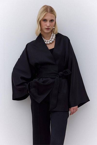 Manuka Schwarzer Kimono aus Satin mit Gürtel