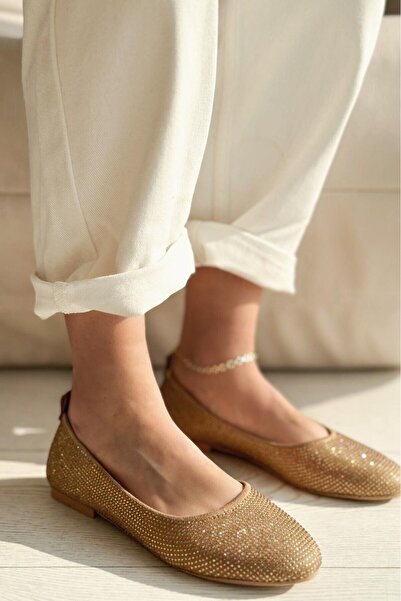 I Love Shoes حذاء باليرينا من Lodiya بتفاصيل حجر الساتان باللون البيج