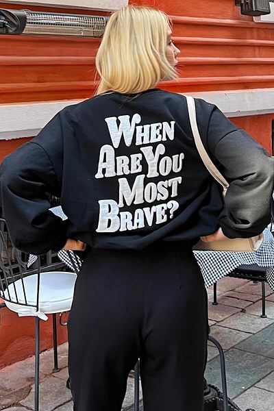 Swist Schwarzes „When Are You“-Damen-Sweatshirt mit bedruckter Innenseite aus Baumwolle vorne und hinten