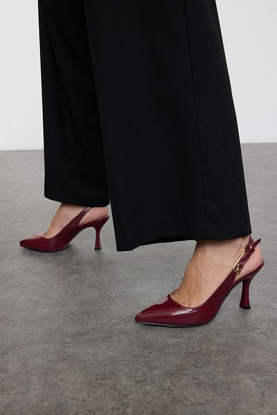TRENDYOL SHOES Burgunderrote Damenschuhe mit spitzer Zehenpartie und dünnem Absatz – goldene Schnalle, offener Rücken