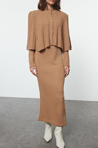 Trendyol Modest Σετ πλεκτών καμηλών στο κάτω μέρος - Μαλλιά πλεγμένα και λεπτομέρεια κάπα TCTAW25US00045