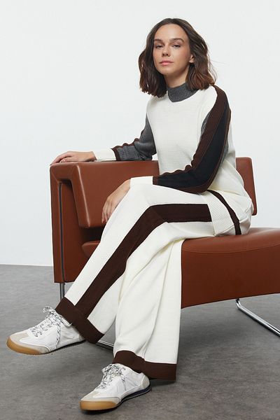 Trendyol Modest طقم تريكو أبيض بياقة واقفة - TCTAW25US00030