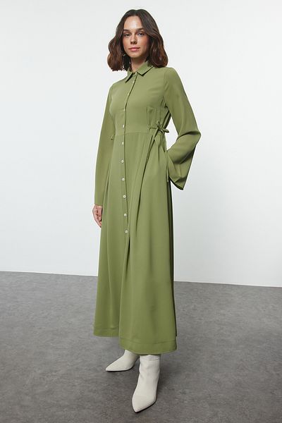 Trendyol Modest Grünes, geknöpftes, gewebtes Hemdkleid mit Taillenschnürung TCTAW25EB00087