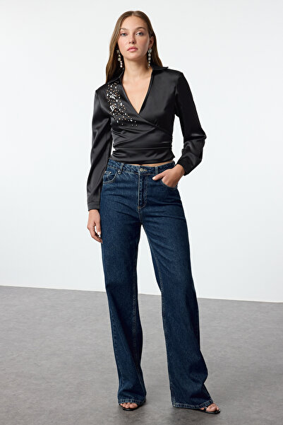 Trendyol Collection Černá saténová dvouřadá košile s detailem lesklého kamene - Tpraw25go00001