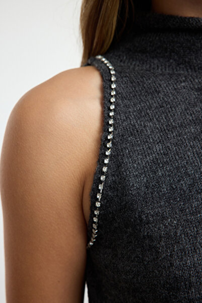 Trendyol Collection Blůza z jemného antracitového úpletu s vyšívaným kamenem TWOAW25BZ00002