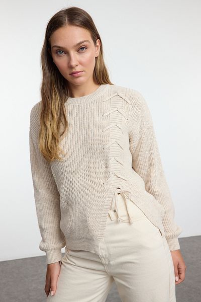 Trendyol Collection Pulover de tricotaj bej cu gât crew - Detaliu cu șireturi și fante TWOAW25KZ00350