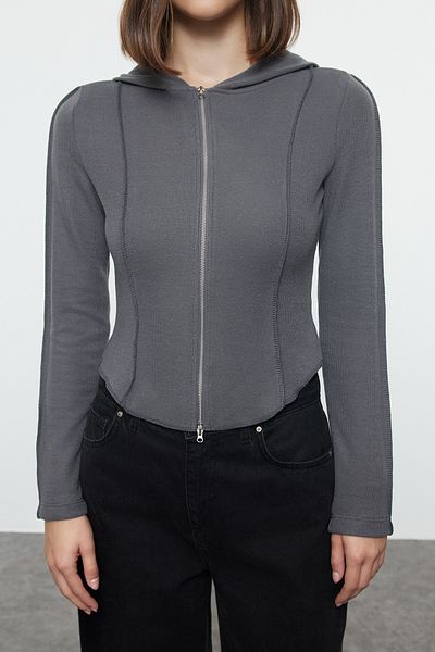 Trendyol Collection Anthrazitfarbene Stretch-Strickbluse mit Kapuze - Körperbetont, TWOAW25BZ00112