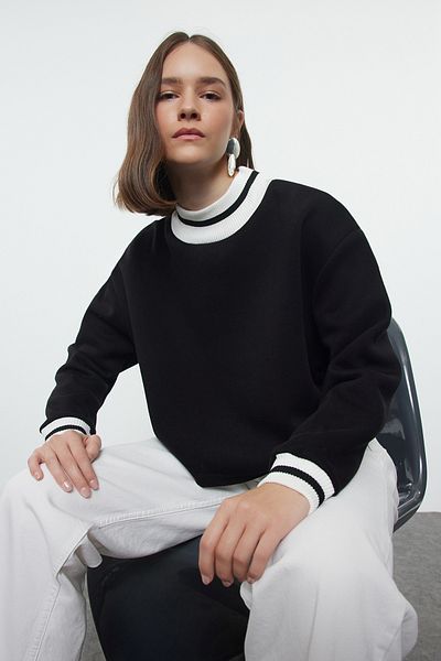 Trendyol Collection Pohodlný střih – černá úpletová mikina s límečkem Twoaw25Sw00014