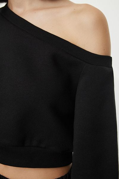 Trendyol Collection Schwarzes kurzes Sweatshirt mit dicker Fleece-Innenseite - asymmetrischer Kragen, gestrickt TWOAW25SW00143