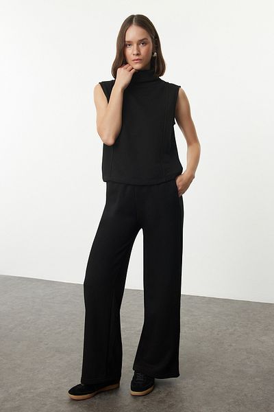 Trendyol Collection Set aus dicker Strickbluse und -hose - Schwarzer Strickkragen TWOAW25AU00074