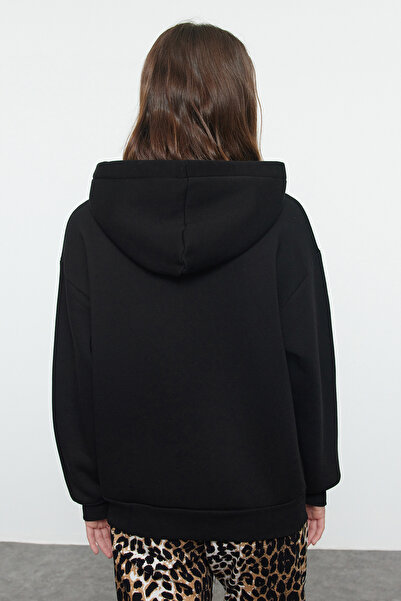 Trendyol Collection Плътен и бродиран черен овърсайз плетен суичър - полар TWOAW25SW00070