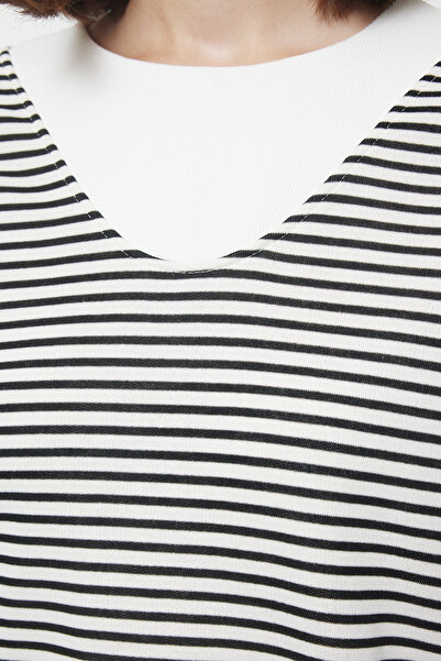 Trendyol Collection Silná pletená mikina s širokým límcem, černá pruhovaná TWOAW25SW00010