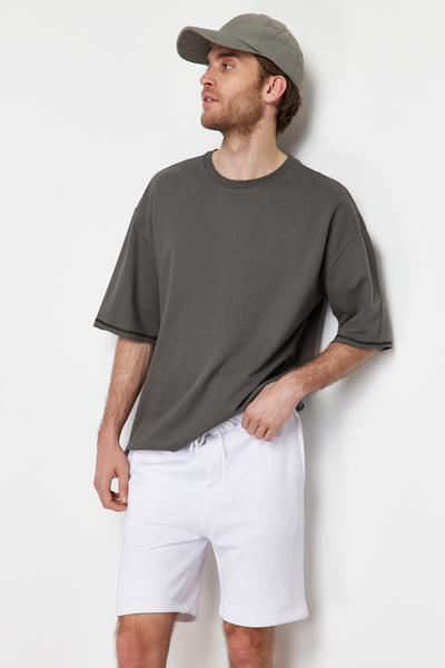 Trendyol Collection Bílé základní šortky - Regular Fit TMNSS24SR00026