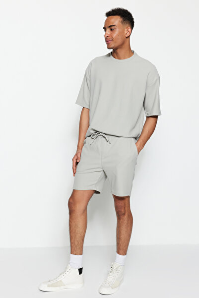 Trendyol Collection Středně dlouhé šedé šortky s texturou – se šňůrou, Regular Fit TMNSS23SR00039