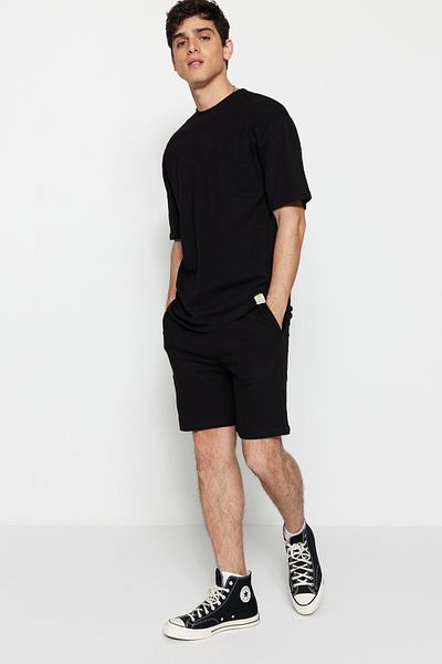 Trendyol Collection Prémiové černé šortky Regular Fit ze 100% bavlny s texturou - TMNSS23SR00035