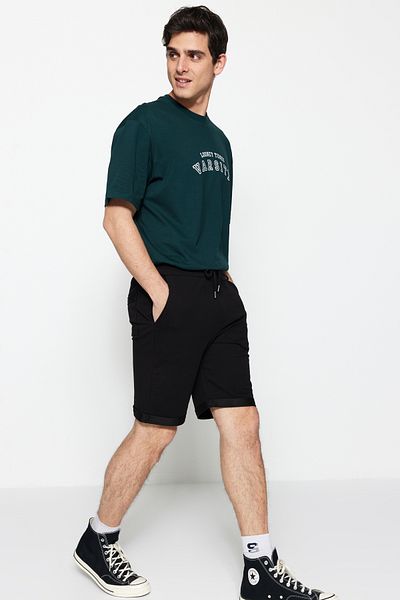 Trendyol Collection Středně dlouhé černé šněrovací kraťasy s dvojitou gumou v pase – TMNSS21SR0046