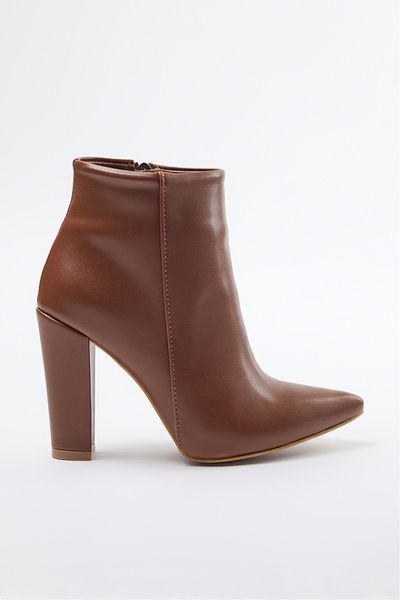 TRENDYOL SHOES Braune Damen-Stiefeletten mit spitzem Zehenbereich und dickem Absatz und Reißverschlussdetail TAKAW25BO00006
