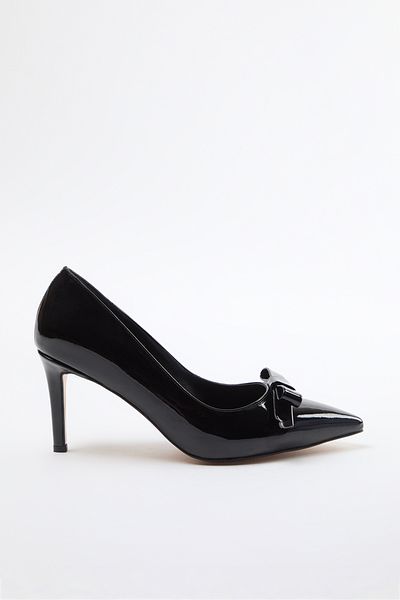 TRENDYOL SHOES Klassische Damen-Schuhe mit Stiletto-Absatz und schmalem Absatz aus Lackleder mit schwarzer Schleife TAKAW25TO00031