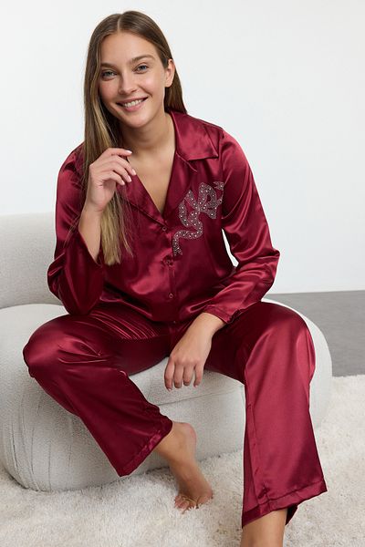 Trendyol Collection Satin Woven Burgundy Stone Ribbon Pyjama Set - Schleife Accessoire Detail THMAW25PT00048