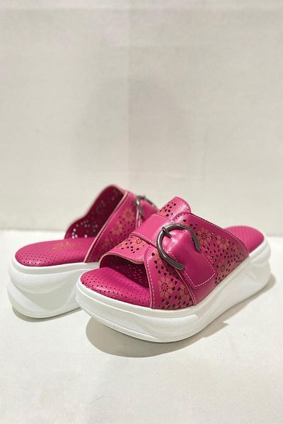 Preshley شبشب نسائي من Tina Fuchsia Comfort بإبزيم لتقويم العظام