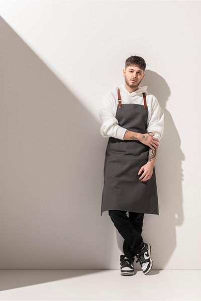 APP-RON D-143 OXFORD - مريلة بحمالات من الجلد باللون البني الداكن