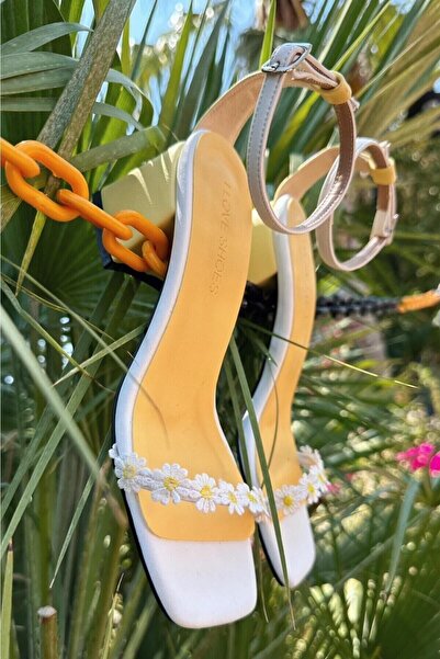 I Love Shoes Petna Mat Deri Papatya Desenli Kadın Kısa Topuklu Ayakkabı Beyaz