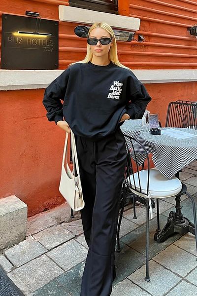 Swist Schwarzes „When Are You“-Damen-Sweatshirt mit bedruckter Innenseite aus Baumwolle vorne und hinten