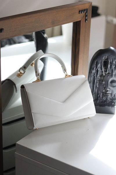 Moom Bag Γυναικεία τσάντα ώμου σε λευκό φάκελο με χερούλι