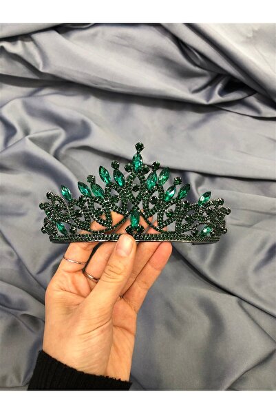 Limelia Henna și coroana de mireasă cu piatră verde smarald și fundal închis