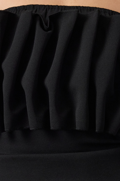 Trendyol Collection Pletená krepová černá bustier - detail prsou TPRAW25BS00002