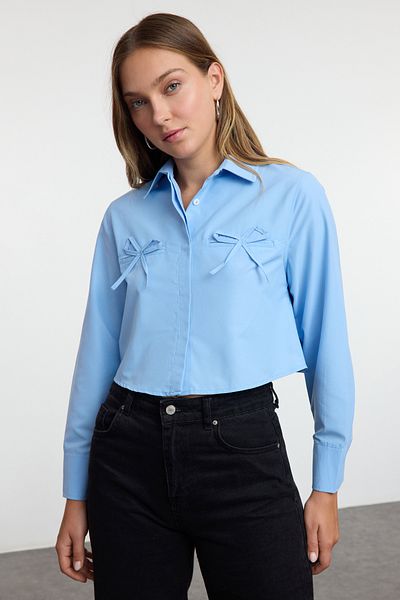 Trendyol Collection Modrá kapesní mašle Detail Crop Woven Shirt TWOAW25GO00095